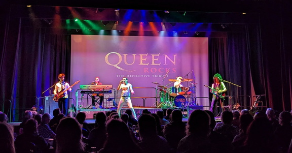 QUEEN ROCKS