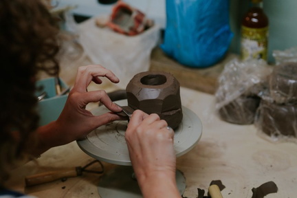 Amy-Stringer-1-demonstration-carving-image--900x600
