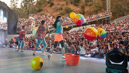 636691844735696781-KIDZBOP-stage-beach-balls-Greek-2018--609