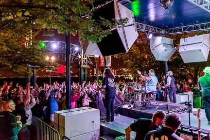 navy-pier-band-and-audience-at-live-on-the-lake
