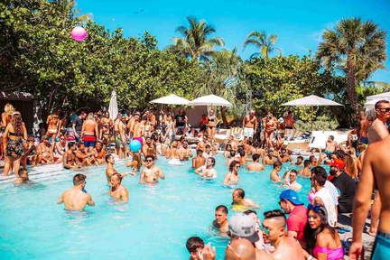 Pool Party SLS