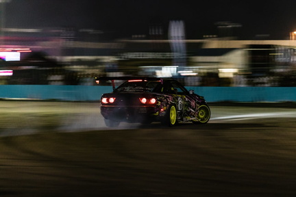 free-photo-of-a-car-is-driving-on-the-track-at-night