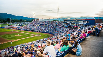 SalemRedSox_CrowdStadium_864E9A77-5056-A36A-096B7FA824BD5712-864e98815056a36_864ea3af-5056-a36a-091fbd4b4be58447