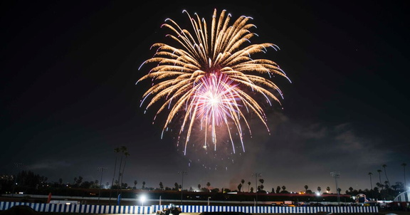 ?url=https%3A%2F%2Fcalifornia-times-brightspot.s3.amazonaws.com%2F8e%2F98%2Fe655030b4e8dadc0be567d2df4c6%2Fla-fourth-of-july-fireworks-pomona-012