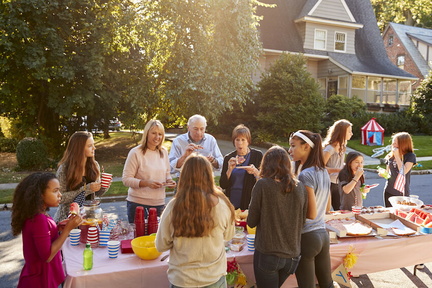 people-eating-on-a-sidewalk