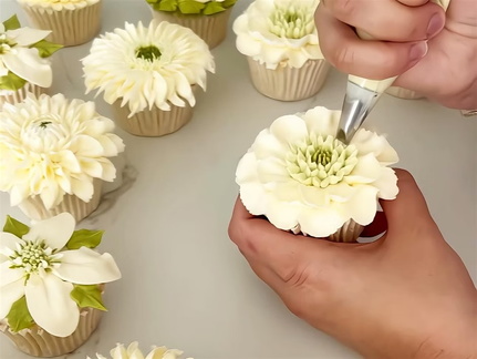 From Simple to Stunning: Cake Decorating Fun Class