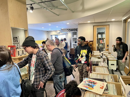 Moonage Record Swap