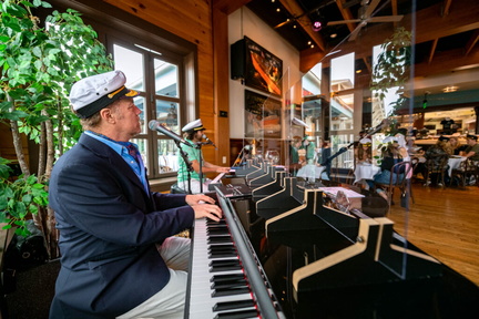 Boat house dueling piano show
