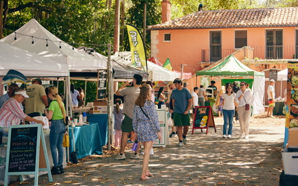 VizcayaVillage-FarmersMarket-3_F3A62D8A-DAD2-5DE6-8AF196BD335B0E73_f3a77a76-b5a1-2883-3f59e4a8e39db08a