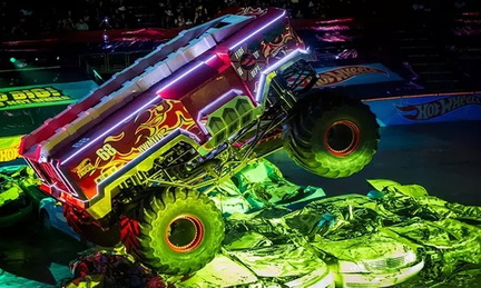 Hot Wheels Monster Trucks Live Glow-N-Fire - Desert Diamond Arena